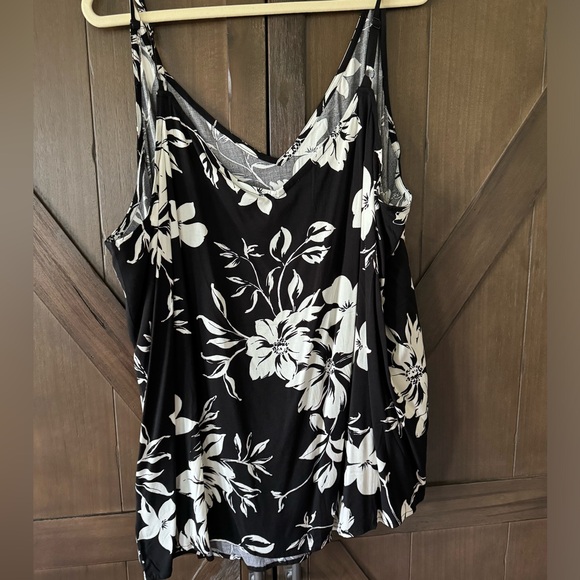 NEW✨TORRID Black Floral Challis Cami - Picture 4 of 5